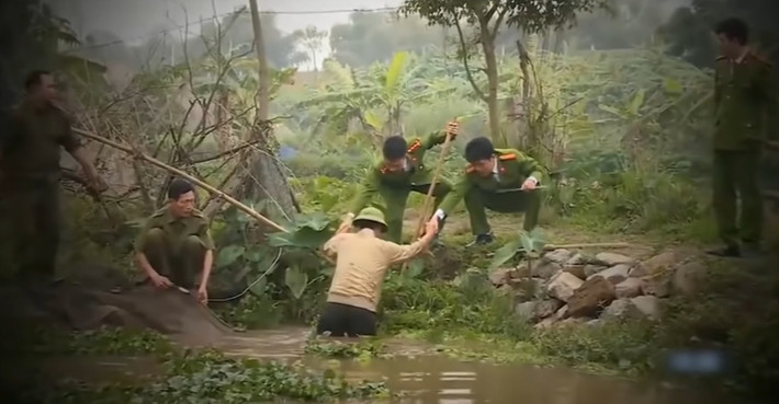 Xung quanh nhà các cháu có rất nhiều mương nước và ao vì vậy rất có thể các cháu bị đuối nước. Lúc này, cơ quan chức năng sử dụng mọi biện pháp tìm kiếm dưới các kênh mương, ao hồ nhưng không có phát hiện gì.