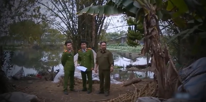 Ngôi nhà của Hùng nằm trong con ngõ, toàn bộ khu đất vuông vức, một bên là dãy nhà ngang, một bên là mái bằng hình ống, sát ngay đó là bức tường rào. Tại đây, có vườn chuối, nơi mà Hùng khai đã chôn xác hai cháu gái.