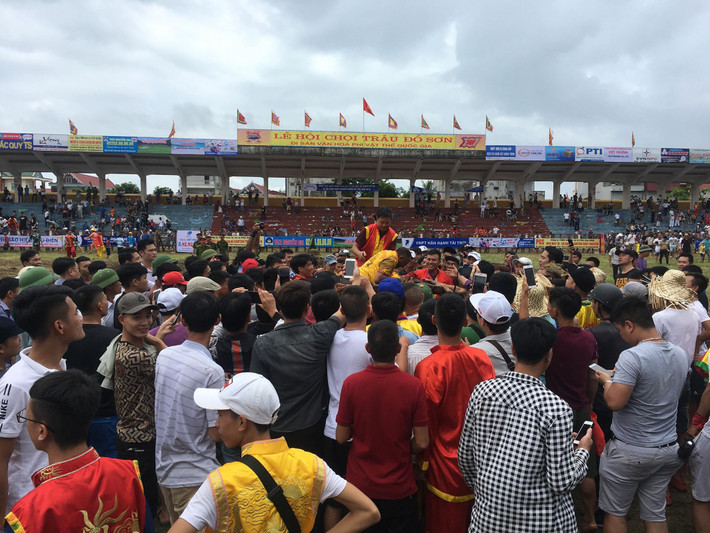 Trận chung kết gồm “ông” trâu số 12 và số 14. Sau màn so tài căng thẳng, quyết liệt “ông” trâu số 12, hiện tượng của giải với những miếng đánh hiểm hóc đã chiến thắng trâu số 14 và lên ngôi vô địch. Màn ăn mừng của chủ trâu vô địch.
