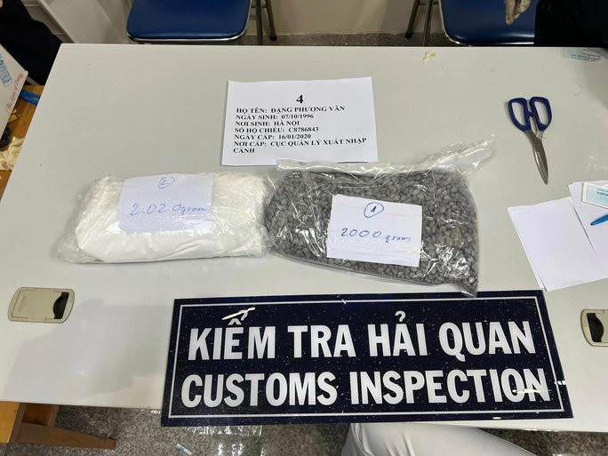 8 vụ ma túy được phát hiện qua đường hàng không từ đầu 2023 đến nay: Cục Hải quan TPHCM cho biết, ngoài vụ bắt 4 tiếp viên hàng không vận chuyển trái phép hơn 11kg ma tuý từ Pháp về Việt Nam, từ đầu năm 2023 đến nay, Chi cục Hải quan cửa khẩu sân bay quốc tế Tân Sơn Nhất đã phát hiện, bắt giữ vi phạm về ma túy 8 vụ, gần 15kg ma tuý các loại. Trong năm 2022, bắt giữ vi phạm về ma túy 46 vụ.