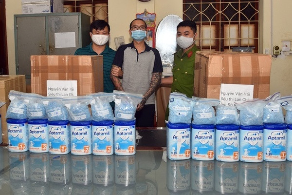 127 kg ma túy trong đường dây từ châu Âu về Việt Nam: Tháng 4/2021, Cục Cảnh sát điều tra tội phạm về ma tuý (C04) Bộ Công an nhận được thông tin về một đường dây mua bán, vận chuyển ma túy số lượng lớn từ châu Âu qua đường hàng không về Việt Nam. Một trong số đối tượng nhận hàng có Hoàng Hữu Thành (SN 1991, ở Chí Linh, Hải Dương). Thành là đối tượng có nhiều tiền án, tiền sự.