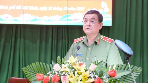 Thiếu tướng Lê Hồng Nam có 18 năm công tác tại Bộ Công an, là cán bộ lãnh đạo có nhiều năm công tác ở Cục Cảnh sát điều tra tội phạm về tham nhũng, kinh tế, buôn lậu - Bộ Công an. Từ cuối năm 2018, ông được điều động, bổ nhiệm làm Giám đốc Công an tỉnh Long An. Đến cuối tháng 6/2020, ông Lê Hồng Nam được điều động và bổ nhiệm Giám đốc Công an TP HCM. Cũng trong năm 2020, ông được Chủ tịch nước thăng cấp hàm từ đại tá lên thiếu tướng.