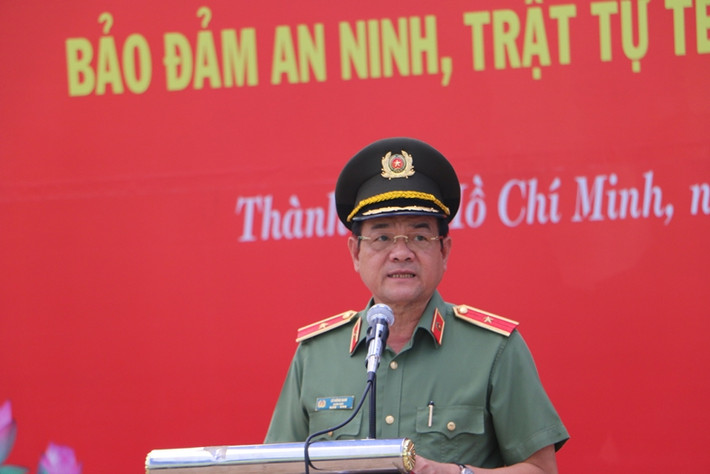 Thiếu tướng Lê Hồng Nam sinh năm 1966, quê quán Bình Dương, trình độ chuyên môn: Cử nhân An ninh chuyên ngành điều tra; Cử nhân Luật; Cử nhân Kinh tế; Tiến sĩ ngành Điều tra tội phạm. Ông là Ủy viên Ban thường vụ Thành ủy, Bí thư Đảng ủy, Giám đốc Công an TPHCM.
