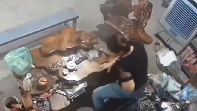 Phá vụ án Giết người, Cướp tài sản xảy ra tại xã Dương Quang: Khoảng 17h10 ngày 4/11/2022, bà Nguyễn Thị Liên (SN 1973, thôn Vũ Xá, xã Dương Quang, Thị xã Mỹ Hào bị một nam thanh niên dùng dao đâm 5 nhát vào sườn, bụng, vai, ngực tại cửa hàng tạp hóa của gia đình và cướp túi xách. Đại tá Nguyễn Thanh Trường đã chỉ đạo Phó Giám đốc - Thủ trưởng Cơ quan CSĐT Công an Hưng Yên trực tiếp xuống hiện trường chỉ đạo điều tra. Đến 20h tối cùng ngày, công an đã bắt Trịnh Quốc Oai (SN 2000, xã Chỉ Đạo, huyện Văn Lâm, Hưng Yên) – nghi phạm gây ra vụ án khi đối tượng đang lẩn trốn tại thôn Nghĩa Lộ, xã Chỉ Đạo, huyện Văn Lâm.