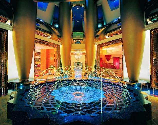 Một trong những điều làm nên danh tiếng của khách sạn 7 sao Burj Al Arab chính là thiết kế có hình cánh buồm của con thuyền truyền thống Ả Rập đang no gió hướng thẳng ra biển. Phần ngoài của khách sạn được bao bọc bởi sợi thủy tinh, đây là vật liệu tốt nhất để chống chọi lại thời tiết khắc nghiệt với nắng, gió, bão cát ở vùng sa mạc, vốn đặc trung cho khí hậu ở Dubai.