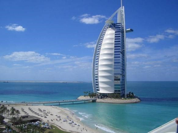 1. Khách sạn 7 sao xa xỉ cần kể tới đầu tiên là Burj Al Arab. Tọa lạc trên hòn đảo nhân tạo, khách sạn Burj Al Arab tại Dubai là khách sạn có kiến trúc và phong cách vô cùng độc đáo. Công trình này nối với bờ biển bằng một cây cầu riêng.