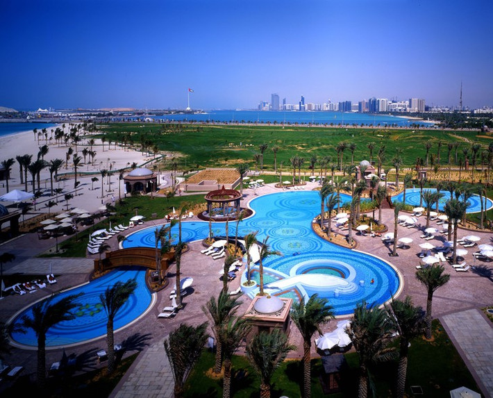 Khách sạn cao 8 tầng, trải dài trên 1 km với tổng diện tích sàn nhà đạt khoảng 850.000 m2. Emirates Palace sở hữu một công viên cây xanh với diện tích lên đến 1.000 ha, có tới 8.000 cây xanh và chúng được trồng lại 2 năm một lần.