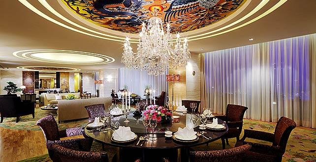 Theo website của khách sạn, Pangu Plaza có 270 phòng được "thiết kế đặc biệt cho các quan chức hàng đầu trên thế giới, các nhà lãnh đạo từ tất cả các lĩnh vực và giàu có nhất trên thế giới". Giá phòng Tổng thống của khách sạn này lên tới 30.000 USD/đêm (khoảng 638 triệu đồng). Nơi đây đã từng tiếp đón Bill Gates và chắc chắn nó sẽ làm thỏa mãn bất kì khách hàng nào.
