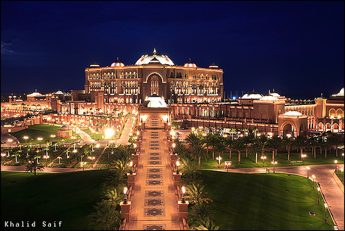 2. Khách sạn 7 sao thứ hai phải kể đến là Emirates Palace, ở Abu Dhabi (thuộc Các tiểu vương quốc Ả rập thống nhất). Với chi phí xây dựng lên tới 3,9 tỷ USD, Emirates Palace tại Abu Dhabi xứng đáng là khách sạn 7 sao đẳng cấp thế giới.