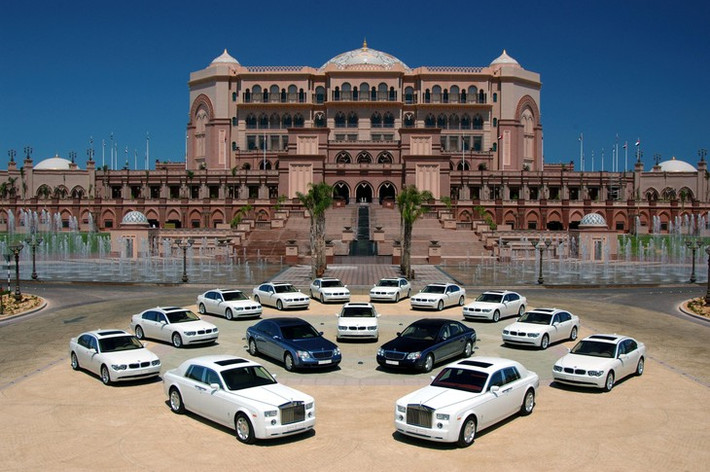 Khách sạn siêu xa xỉ Emirate Palace tọa lạc trên đường West Corniche, được xây dựng bởi hoàng gia Al Nahyan vào năm 2005, có giá phòng dao động từ 470 đến 15.000 USD mỗi đêm. Dù có giá phòng rẻ hơn so với khách sạn 7 sao Burj al Arab tại Dubai nhưng giá thuê siêu xe tại Emirate Palace lại lên tới 500 USD mỗi giờ.
