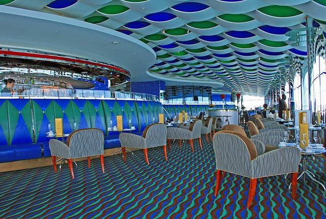 Những dịch vụ sang trọng của Burj al Arab không chỉ dành riêng cho người lớn mà các khách hàng nhí cũng có các khu vui chơi riêng. Trong khi các bậc phụ huynh đang tận hưởng các dịch vụ xa xỉ như spa, tập gym, chơi golf thì các bé có thể chơi trong công viên nước, khu vui chơi cho trẻ.