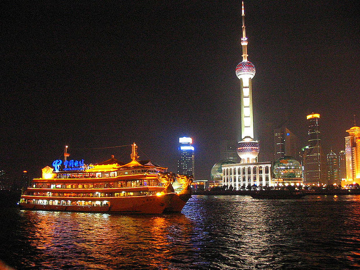 Với chiều cao 468 m, Shanghai Oriental Pearl Tower ở Thượng Hải (Trung Quốc) là tháp truyền hình cao thứ 5 trên thế giới. Tháp nằm ở quận Phố Đông, bên Sông Hoàng Phố do công ty Shanghai Modern Architectural Design Co. Ltd. thiết kế. Việc xây dựng bắt đầu từ năm 1991 và hoàn thành năm 1995.