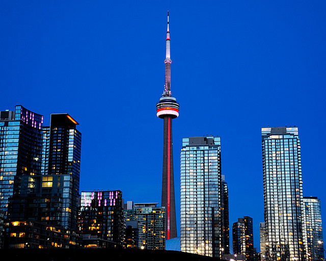 Đứng thứ ba là tháp truyền hình CN Tower của Canada, cao 553 m. Tháp CN (CN Tower) là một ngọn tháp nổi tiếng thế giới của thành phố Toronto, bang Ontario, Canada. Trong khoảng thời gian từ năm 1975 đến năm 2007, đây là kết cấu độc lập cao nhất thế giới nằm trên đất liền. Công trình thu hút khoảng 2 triệu khách du lịch tham quan mỗi năm. Tên đầy đủ của tháp là Canadian National Tower (Tháp quốc gia Canada), nhưng tên này ít được sử dụng.