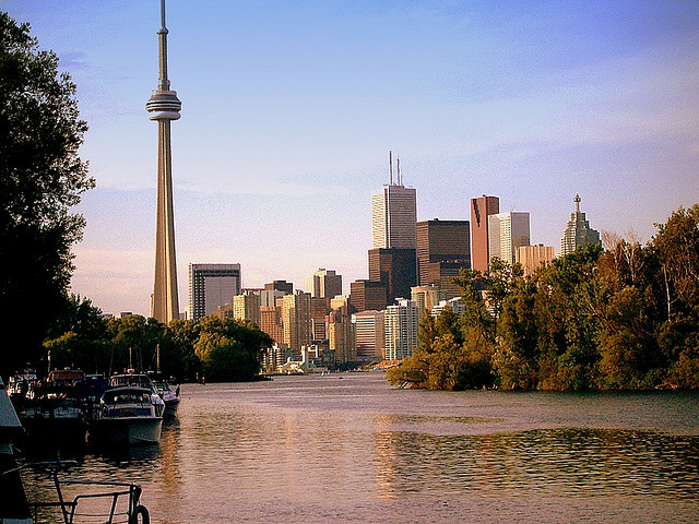 CN Tower được khởi công vào ngày 6/1/1973 do Công ty Đường sắt Quốc gia Canada (Canadian National Railway) đầu tư xây dựng. Tòa tháp được thi công liên tục, 24 giờ mỗi ngày và 5 ngày mỗi tuần, trong vòng 40 tháng liên tục với tổng cộng 1573 nhân công. Tháp CN khánh thành vào ngày 26/6/1976.