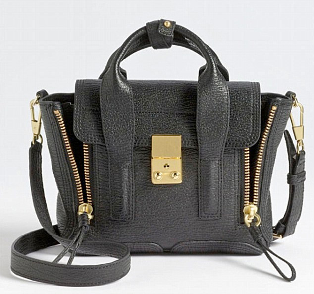 Rất nhiều ngôi sao nổi tiếng sở hữu chiếc túi Pashli của thương hiệu 3.1 Phillip Lim. Chiếc túi mini hàng hiệu với kiểu dáng sành điệu có giá 534 bảng Anh (khoảng 17 triệu đồng).
