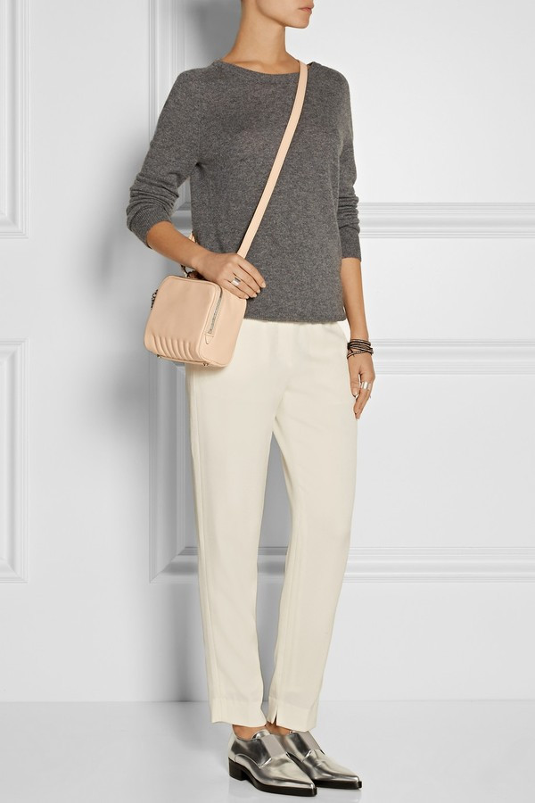 Thêm một mẫu túi mini xinh xắn của 3.1 Phillip Lim có giá khoảng 11 triệu đồng.