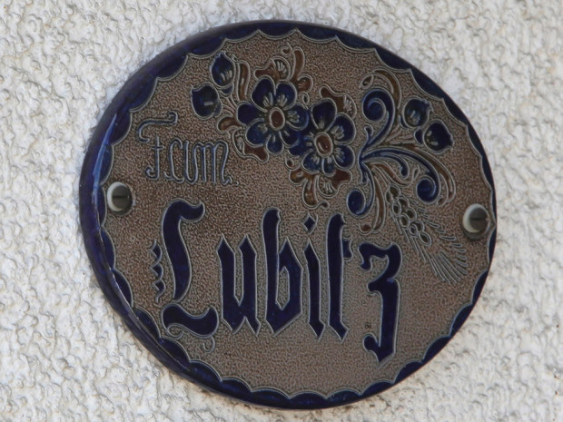 Tấm biển treo ngoài căn nhà của Lubitz ở Montabaur.