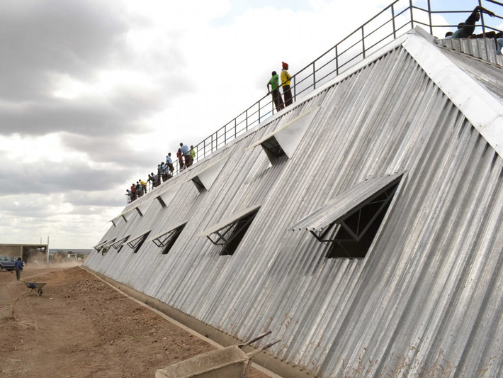 Khu ký túc xá thân thiện giữ được nước mưa Waterbank Campus tại Trường THCS Endana, Laikipia, Kenya. Thiết kế của công ty PITCHAfrica.