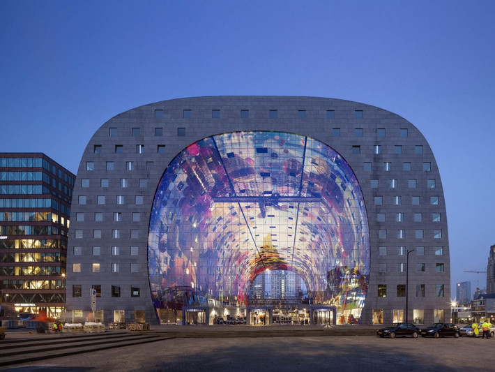 Markthal Rotterdam, trung tâm thương mại mới được mở cửa ở thành phố cảng Rotterdam, Hà Lan. Đây là kiến trúc độc đáo với thiết kế giống hình dáng một chiếc móng ngựa do công ty MVRDV thiết kế.