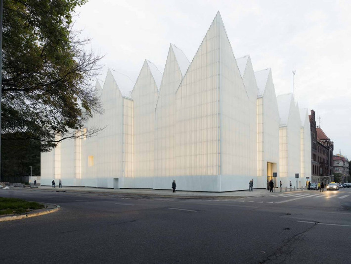 Philharmonic Hall – Một điểm đến lung linh lấy cảm hứng từ bầu trời thành phố Szczecin, Ba Lan. Đây là thiết kế của công ty Fabrizio Barozzi và Alberto Veiga. Công trình này cũng được vinh danh trong top 15 nhà đẹp năm 2015.