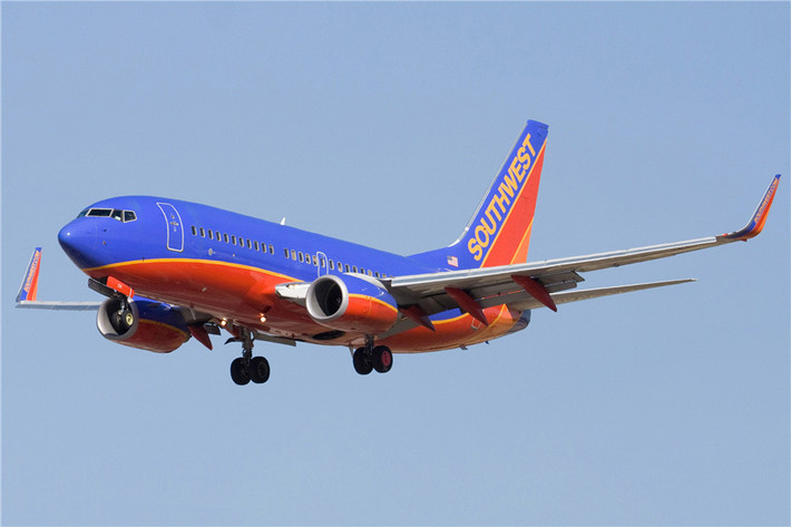 7. Southwest Airlines, giá trị thương hiệu là 3,45 tỷ USD. Hãng hàng không Southwest là hãng hàng không giá rẻ lớn nhất tại Mỹ. Southwest sở hữu số lượng máy bay nhiều thứ 3 trên thế giới, với 539 chiếc Boeing 737.