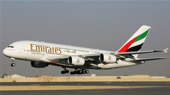 1. Emirates, giá trị thương hiệu: 6,64 tỷ USD. Hãng hàng không có giá trị thương hiệu lớn nhất thế giới này nổi tiếng về dịch vụ giải trí trên máy bay với 1.200 kênh và 280 bộ phim. Trên khoang hạng nhất của một số máy bay của Emirates còn có các mini-bar và phòng tắm riêng biệt.