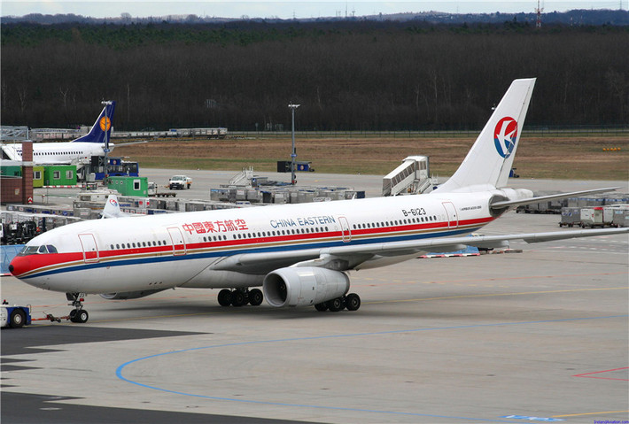 10. China Eastern, giá trị thương hiệu 2,91 tỷ USD. China Eastern Airlines là một hãng hàng không có trụ sở tại Thượng Hải, Trung Quốc. Đây là một hãng hàng không lớn của Trung Quốc cung cấp dịch vụ vận tải hàng không nội địa và quốc tế.