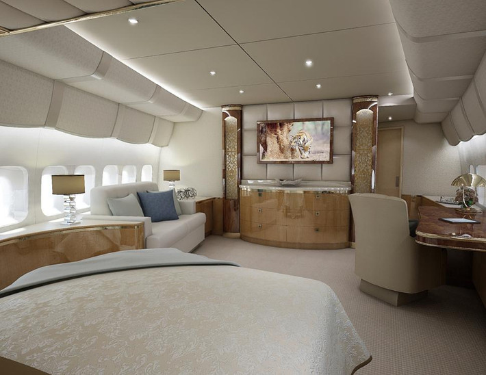 Dòng máy bay Boeing 747-8 VIP đã cải tiến đáng kể về hiệu suất so với 747-400 trong khi bay xa hơn và nhanh hơn với ít khí thải, tiếng ồn, và mức tiêu thụ nhiên liệu.