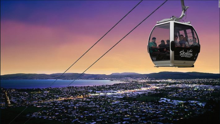 Một trong top 10 cáp treo ấn tượng nhất thế giới khác do CNN bình chọn là Skyline Queenstown (New Zealand). Tuyến cáp Skyline Queenstown ở Nam bán cầu đưa du khách từ Queentown lên đến đỉnh núi Bob, cao 450 m so với mực nước biển.