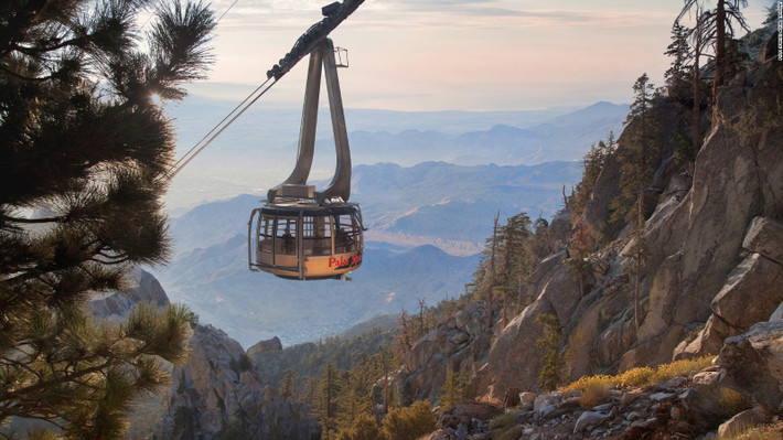 Palm Springs Aerial Tramway (California, Mỹ): Đây là tuyến cáp treo xoay lớn nhất thế giới được đưa vào sử dụng từ năm 1963, nối đáy thung lũng Coachella với đỉnh núi San Jacinto.