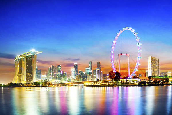 Vòng quay khổng lồ: Với nỗ lực nhằm thu hút khách du lịch, Chính phủ Singapore đã xây dựng một vòng đu quay khổng lồ mang tên Singapore Flyer với chi phí 143 triệu USD. Singapore Flyer cao 178 m tương đương chiều cao một tòa nhà 45 tầng. Vòng đu quay có 28 toa, mỗi toa chở được 25 người, quay mỗi vòng mất 37 phút.