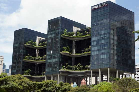 Khách sạn xanh Parkroyal: Hệ thống khách sạn Parkroyal là biểu tượng xanh nổi tiếng của Singapore. Công trình được thiết kế đầy tinh tế với hệ thống cây xanh trồng theo nhiều cấp bậc gồm các loại cây nhiệt đới và dây leo.