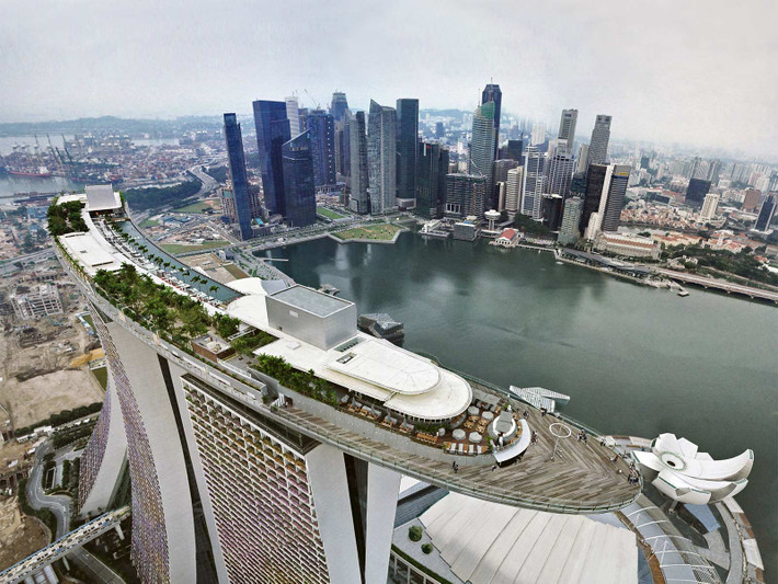 Nằm trên đỉnh của ba tòa tháp khách sạn Marina Bay Sands là Công viên Sands SkyPark mang hình dáng một con tàu khổng lồ, mang đến cái nhìn toàn cảnh 360 độ về phía chân trời Singapore. Công viên này là một ốc đảo nhiệt đới rộng 1,2 ha, cao hơn tháp Eiffel, với hơn 600 loài thực vật. Ngay cạnh công viên là một bể bơi ngoài trời lớn và cao nhất thế giới.