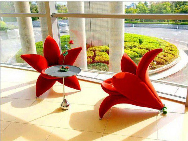 Những chiếc ghế hình bông hoa rực rỡ.