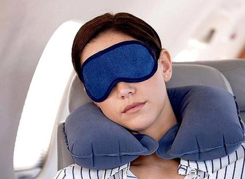 Một hành khách khác cũng đưa ra một lời đề nghị "khó đỡ" là liệu cơ trưởng có thể lái chậm hơn để mình được ngủ đủ một giấc 8 tiếng trên chuyến bay không.
