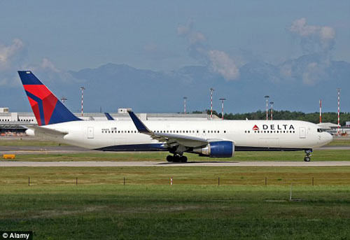Một chuyến bay của hãng hàng không Delta Airlines từng phải hoãn lại vì một hành khách nam muốn được đổi chỗ và không chịu ngồi giữa hai hành khách nữ. Người này đứng giữa lối đi và nhất định không chịu vào chỗ ngồi. Trong khi đó, hai hành khách nữ cũng nhất quyết không chấp nhận yêu cầu đổi chỗ của người đàn ông vì họ xem đó là sự phân biệt đối xử.