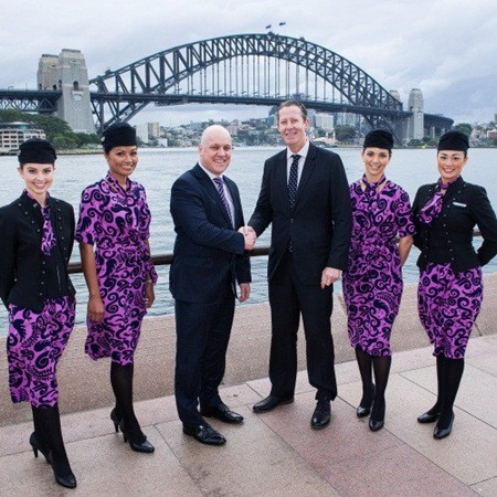 Trong khi hãng Air New Zealand cho rằng bộ đồng phục sẽ phù hợp với "mọi vóc dáng cơ thể và yêu cầu công việc" nhưng các tiếp viên đã phàn nàn rằng trang phục trên sẽ lộ rõ vết bẩn nếu bị thức ăn hoặc đồ uống vấy lên.