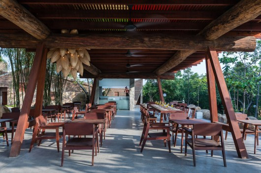 Với diện tích 126 m2, khu nhà hàng là một điểm điến yên bình, cuốn hút du khách thập phương.