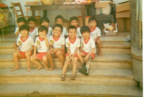 Các bé chụp ảnh khi nhận được tài trợ đồng phục.