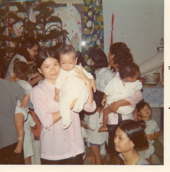 Giáng sinh năm 1972 tại Allambie. Bà Crudden là người đeo kính, đang trang trí cây thông Noel.