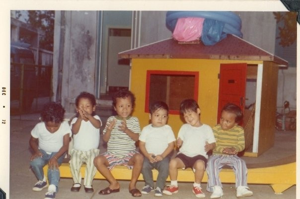 Đầu tháng 4/1975, quân đội Mỹ thực hiện chiến dịch Operation Babylift (Không vận Trẻ em) để đưa khoảng 3.000 em bé rời Việt Nam tới đất Mỹ. Ngày 2/4/1975, chuyến bay đầu tiên chở gần 60 trẻ em cất cánh. Một ngày sau, tổng thống Gerald R. Ford mới chính thức phê chuẩn chiến dịch. Các bé tại Allambie nằm trong số trẻ em được đưa đi trong chiến dịch này.