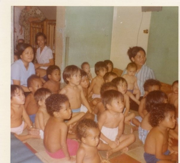 Các em nhỏ mồ côi hay con của cựu binh Mỹ được chăm sóc tại trại mồ côi Allambia, Sài Gòn, trước khi rời Việt Nam sang Mỹ hồi năm 1975. Hình ảnh do bà Anne McCrudden, người chăm các em từ năm 1971 đến 1973, ghi lại.