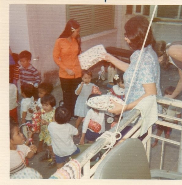 Bảo mẫu Crudden phát quà cho các thành viên tí hon dịp Giáng sinh năm 1972.