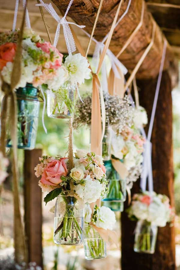 Bạn cũng có thể dùng những lọ hoa tươi trang trí để tận hưởng hương thơm ngọt ngào.