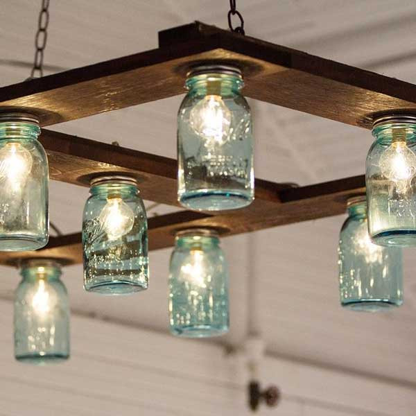 Những chiếc bóng đèn được chụp trong lọ thủy tinh tạo ánh sáng lung linh, huyền ảo.
