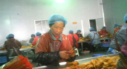 Hình ảnh cho thấy các công nhân không hề đeo găng tay, khẩu trang khi sản xuất bánh kẹo. Thậm chí, bài báo còn cho biết, một số công nhân đi vệ sinh xong còn không rửa tay mà đi thẳng vào tiếp tục sản xuất bánh kẹo.