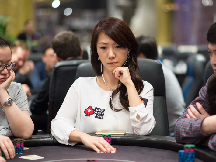 Nữ hoàng poker Trung Quốc có nhiều thành tích ấn tượng tại poker lớn nhất thế giới PokerStars của Macau. Trong năm 2009, Lin đã trở thành tay chơi poker nữ đầu tiên giành chiến thắng trong giải đấu Red Dragon Main Event tại Macau Poker Cup. Ba năm sau (2012), cô tiếp tục giành giải quán quân với số tiền thưởng lên tới 110.000 USD.