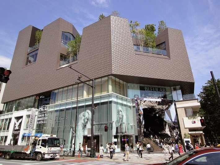 Tokyu Plaza: Đây là một trung tâm mua sắm, vui chơi giải trí tại Omotesando. Tokyu Plaza gồm có những cửa hàng thời trang nổi tiếng như American Eagle Outfitters và The Shel’tter Tokyo. Trên mái tòa nhà là một công viên xanh công cộng. Ngoài ra ở đây còn có lối vào nhà gương cực kỳ độc đáo.