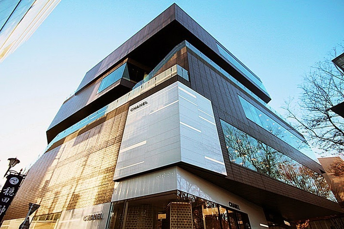 Tòa nhà Gyre Omotesando: Vẻ ngoài của tòa nhà mang tính biểu tượng cao và đậm chất điêu khắc. Tòa nhà này đã thu hút không chỉ công chúng yêu thích mua sắm thời trang mà còn là địa điểm hấp dẫn đối với các công ty.