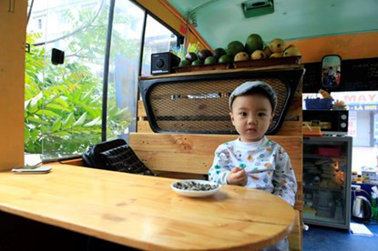 Khu vực vô lăng được cải tạo thành khu pha chế đồ uống, vệ sinh cốc chén. Chủ quán cho biết, có một số bất tiện như chưa có chỗ cho khách vệ sinh. Và sắp tới, mùa hè nóng nực nên quán sẽ lắp thêm điều hòa.
